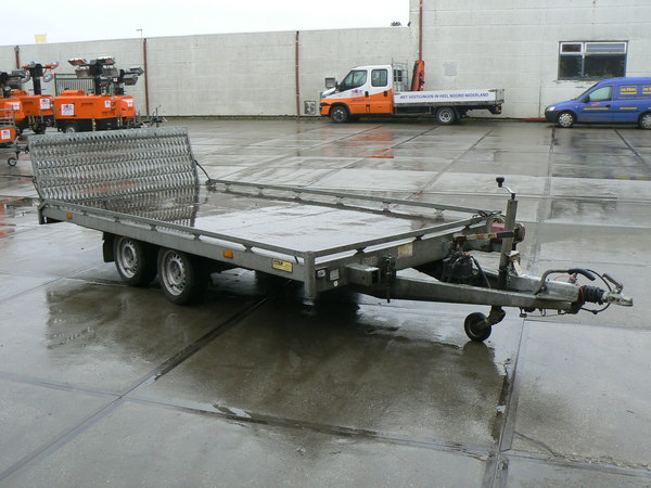 Auto-ambulance | 405 x 200 cm