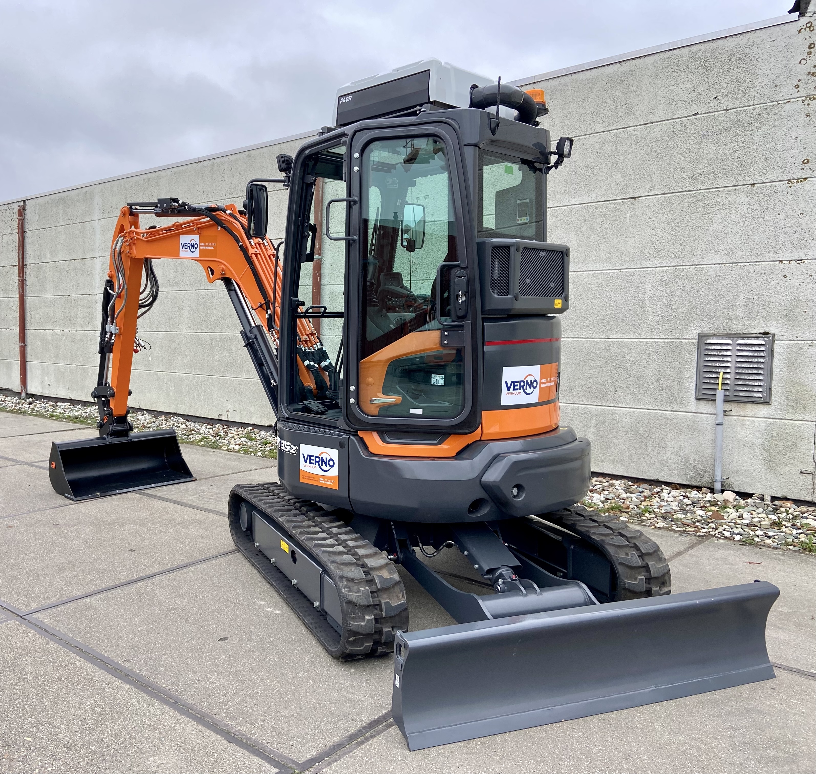 Mini-Graafmachine 3.700 kilo/diesel met overdruksysteem V3