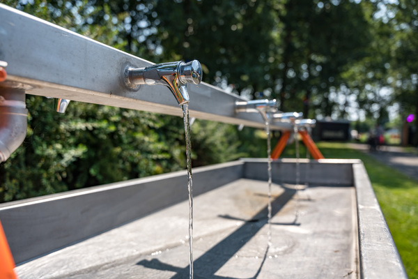 Handenwasbak met 8 kranen